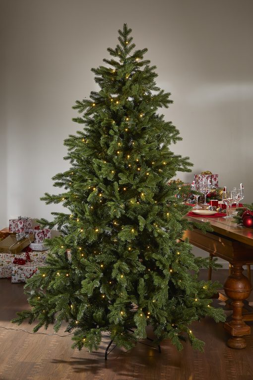 Bergen premium juletræ med LED tændt foran en masse julegaver.
