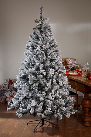 Kunstig juletræ med sne er et flot og anderledes juletræ. Det er som at holde jul i sneen. Det flotte juletræ er nemt at sætte op og passer flot til al julepynt.