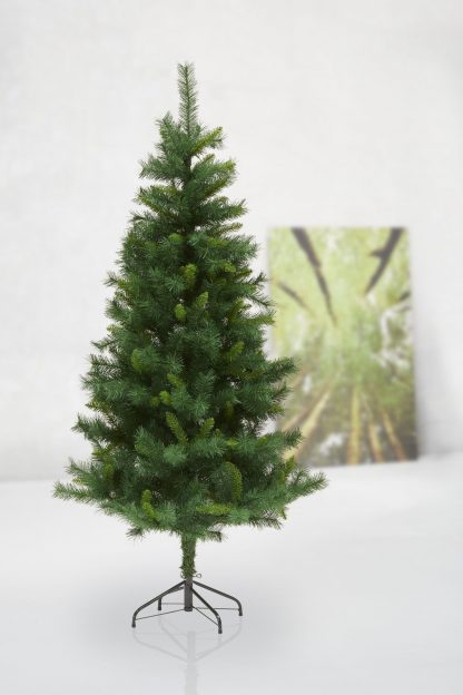 Arendal slankt kunstigt juletræ fremstillet i PVC for et realistisk udseende med to grønne farver
