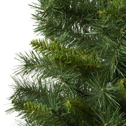 et detaljebillede af en gren på arendal slankt juletræ fremstillet i PVC med i to farver for et realistisk udseende