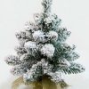 Mini juletræ med sne og jutepose 60 cm højt. Det fine mini juletræ giver masser af vinterstemning.