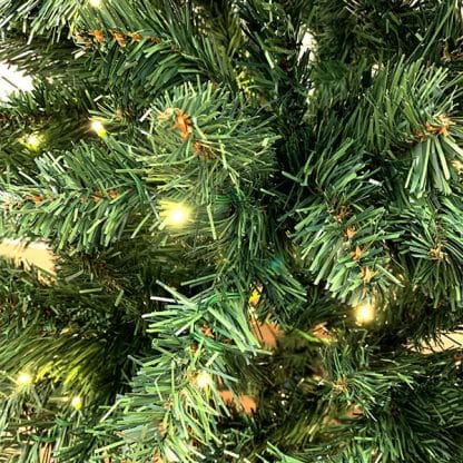 Stavager udendørs juletræ LED er perfekt til have eller terrassen med den specialdesignede fod der kan sættes fast med pløkker eller skruer. Detaljebillede af gren med lys.