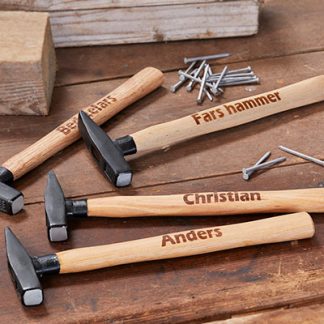 Hammer med specialnavn på. En hammer med navn kan være en god farsdagsgave, til tømrelærlingen i svendegave, eller til manden der har alt.