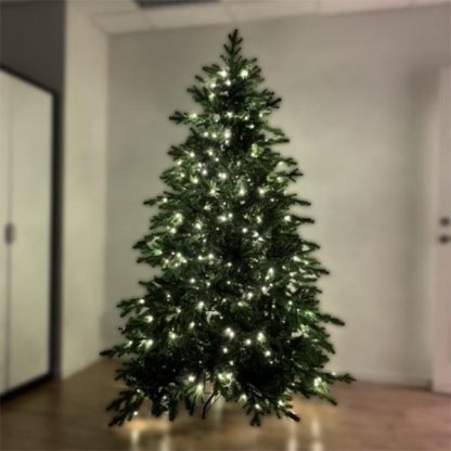 Bergen LED kunstige juletræ med lyset tændt i mørket, hvor man rigtig kan se hvor flot træet er når lyset er tændt.
