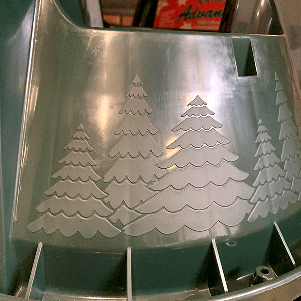 Advantage juletræsfod med vandbeholder 5L og fine juletræs silhuetter præget i overfladen.